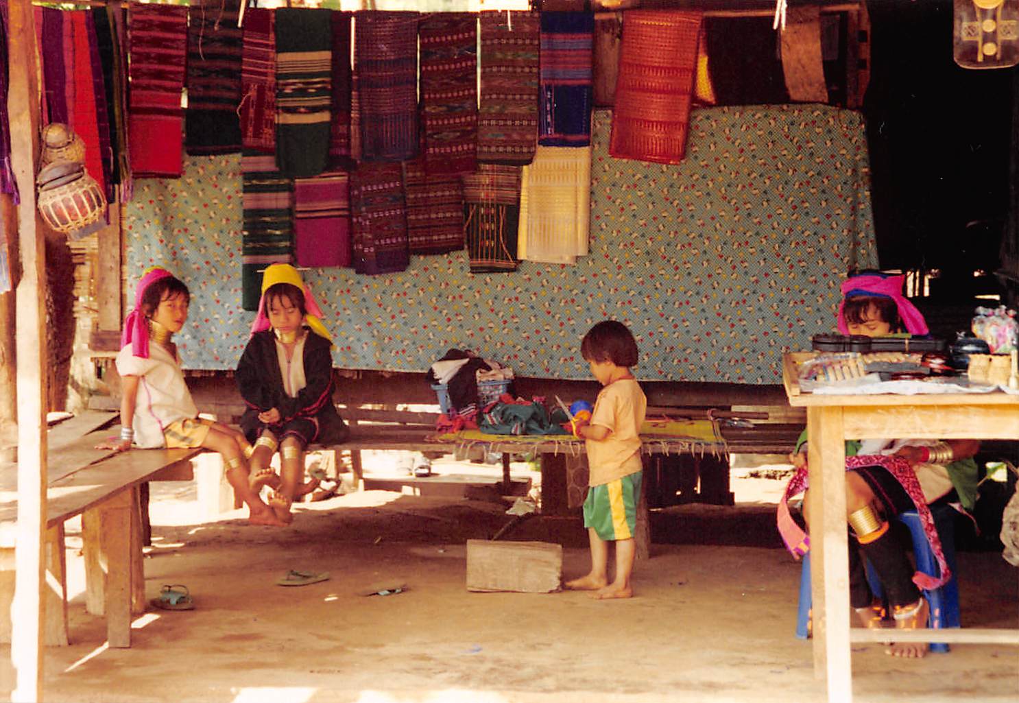 カレン族（首長族）の村の家の中と子供たち