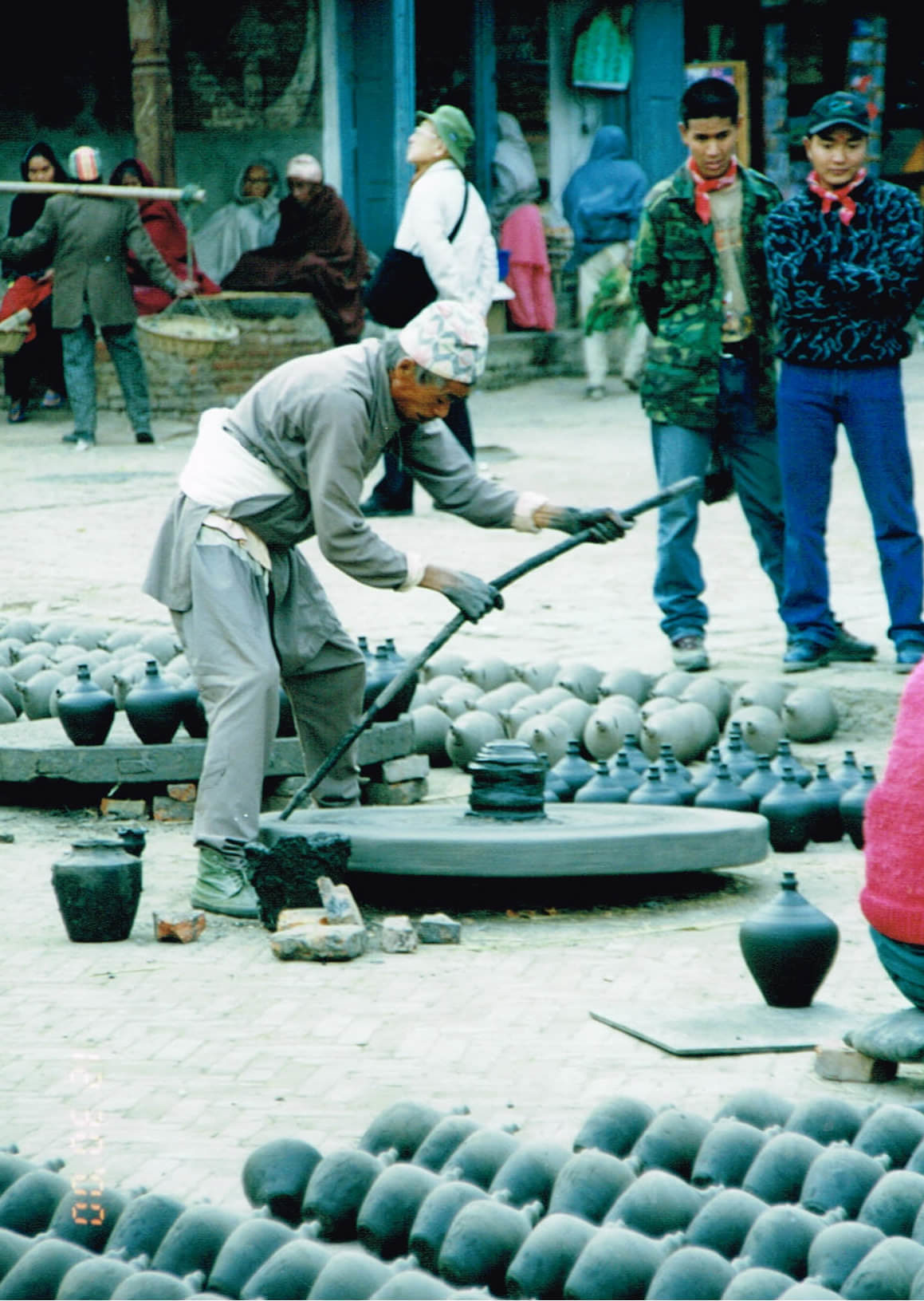 広場で陶器を作る男性