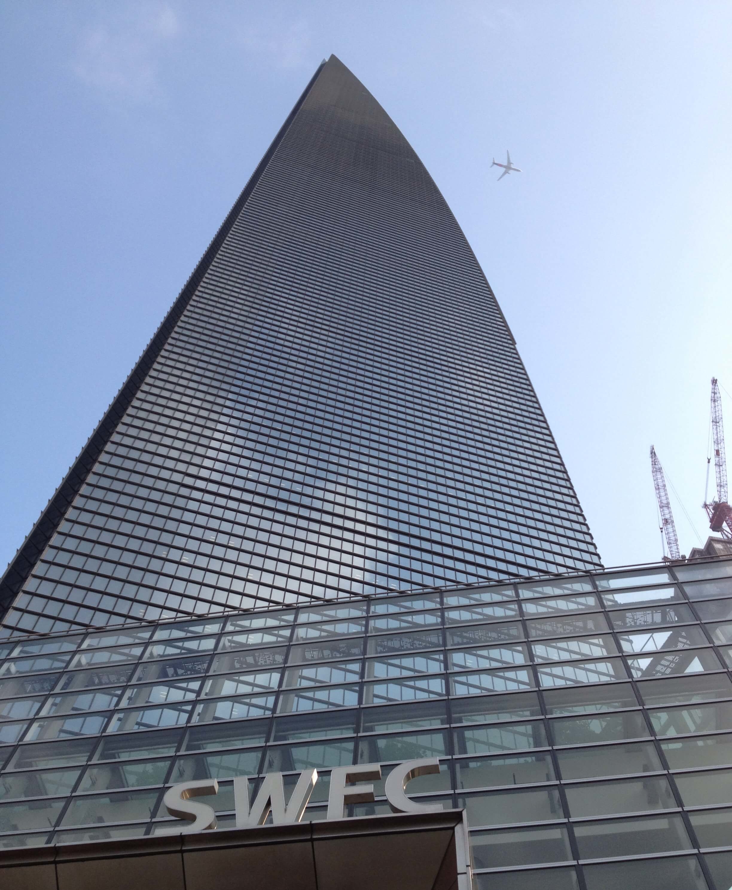 下から見上げる上海環球金融中心