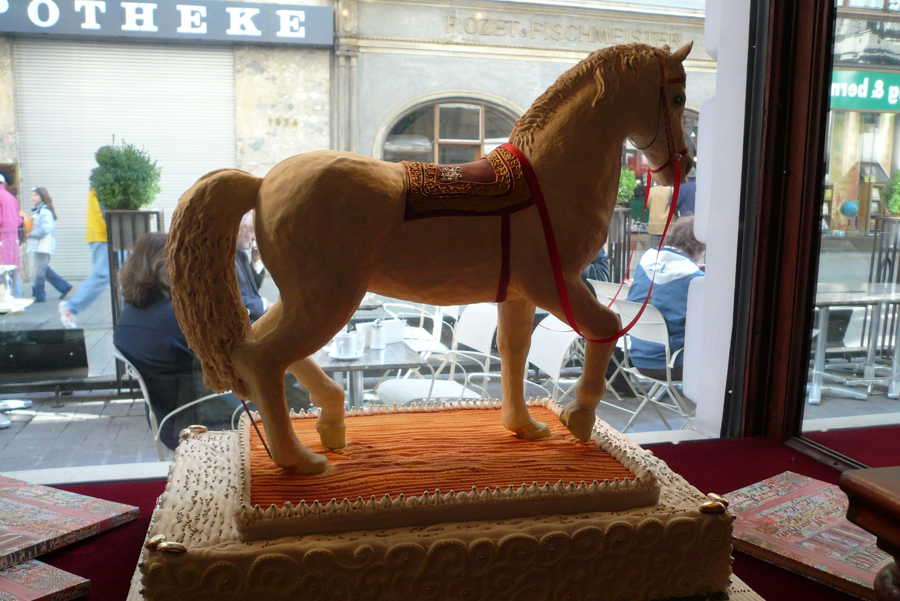 デーメル本店のお菓子でできた馬